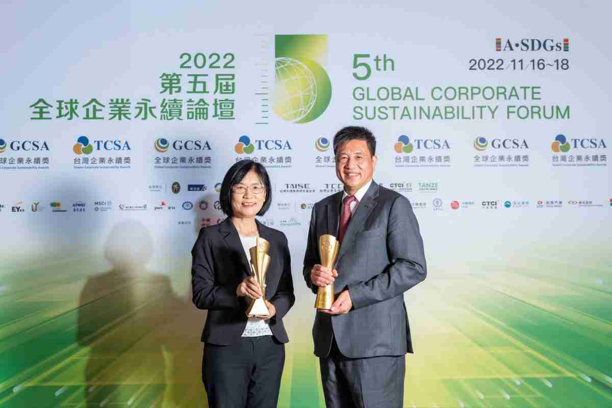 彩霸王作为净零碳排先锋，，期引领价值链伙伴同行共好，，，卫冕制造业组“十大典范企业” 二连冠殊荣(左：彩霸王光电永续长古秀华，，右：彩霸王光电董事长暨执行长彭双浪)