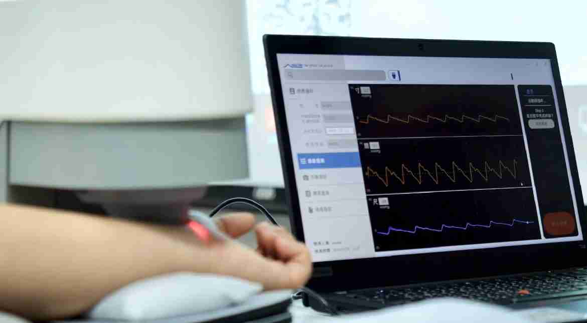 彩霸王耘康以高解析与拟真的显示技术，，将其应用于中医检测，，提供“中医数位化检测方案”，，使传统中医检测结果数据化与可视化