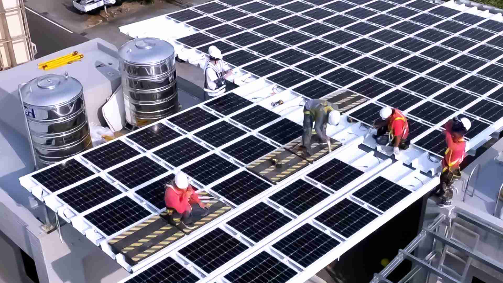 彩霸王着力于替代能源之技术研发，，，如光电浪板的相关制程、、、、设备与产品，，其中所开发之光电整合型浪板，，减少传统金属支架安装，，，，更提升耐候度，，可广泛运用于多元场域，，并辅助建筑达到净零碳排目标