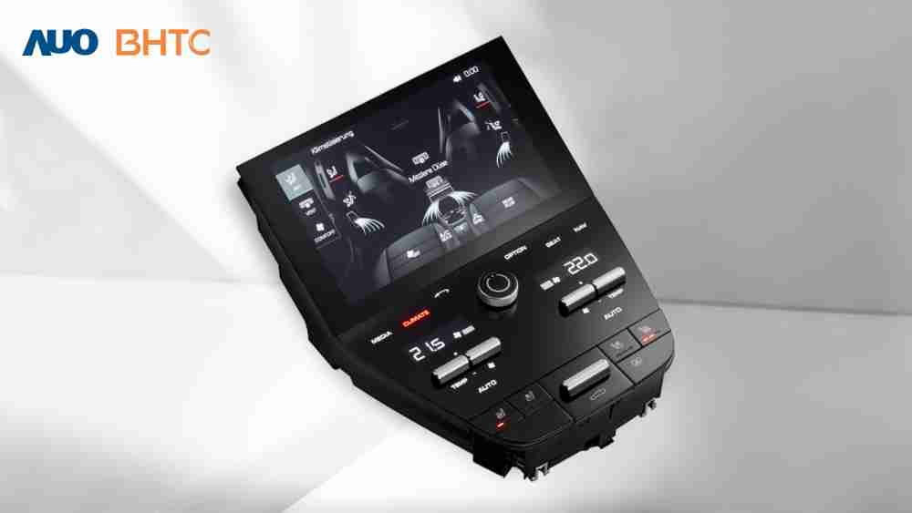 作為友達新生力軍，，，BHTC所展示的中央與後座鞍部的Display HMI產品，，可處理多區恆溫控制、、、、顯示畫面，，呈現仿真3D車室分區；以力傳感技術精準傳遞觸感，，並結合音量及震動反饋，，，防止意外啟動，，提供使用者自然流暢、、、直觀且輕鬆駕馭的舒適介面