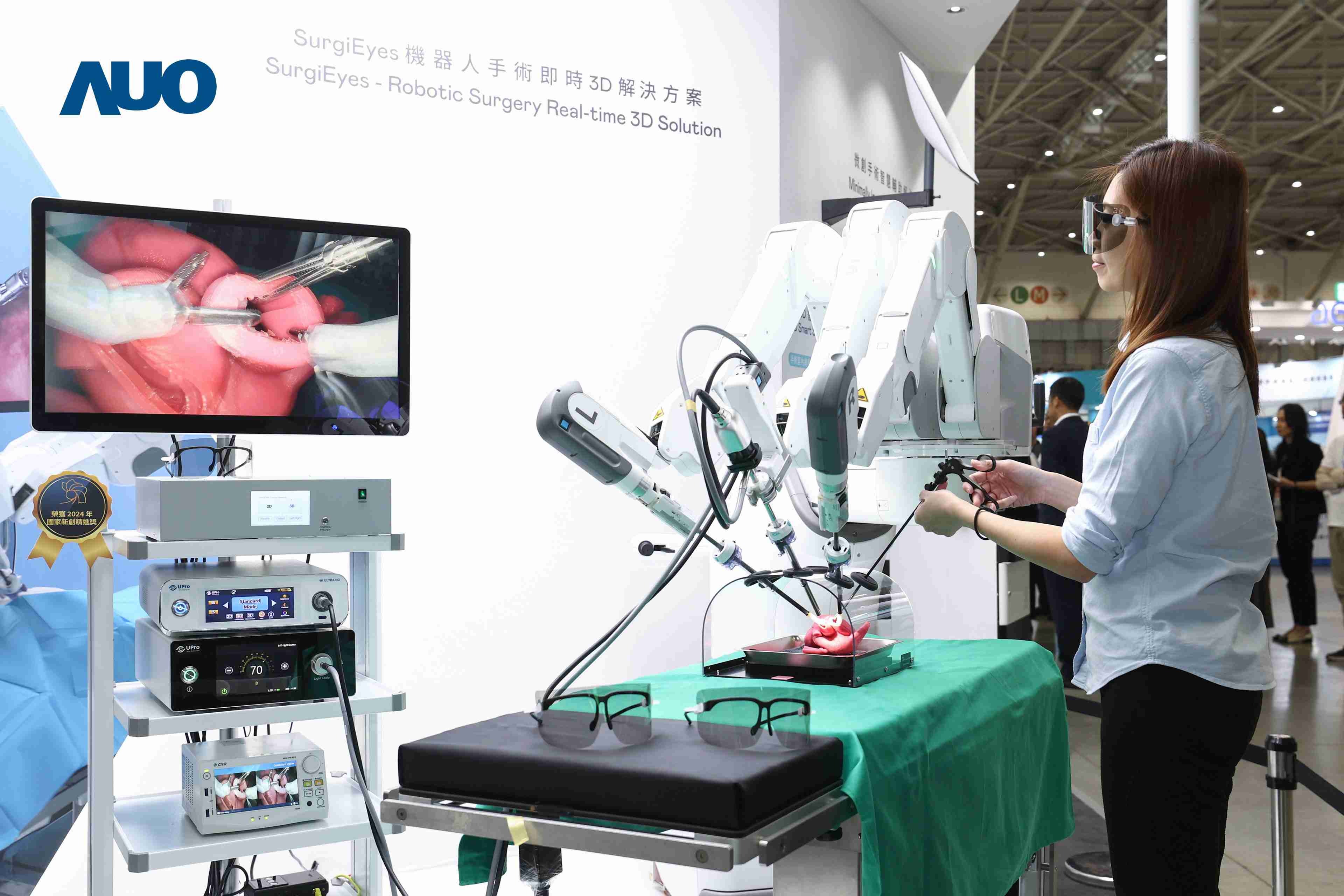 达擎以领先的3D显示技术推出〝SurgiEyes机器人手术实时3D解决方案〞，，，整合先进3D图像处理与独家3D垂直宽视角、、、、广色域的显示技术，，，手术团队可实时同步主刀医师视角看到清晰3D影像，，，，提升沟通效率与安全性。。